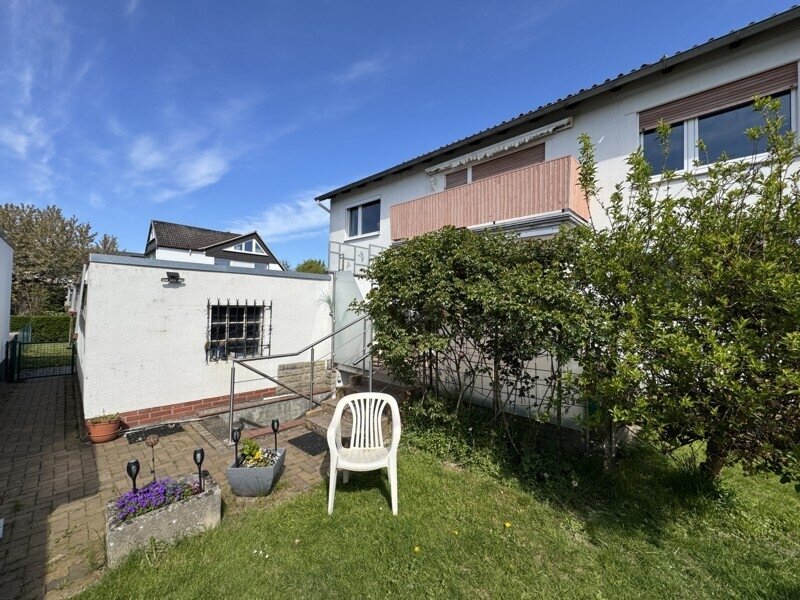 Zweifamilien - Doppelhaushälfte mit Terrasse, Balkon und zwei Garagen