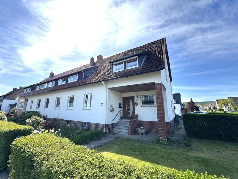 Zweifamilien - Doppelhaushälfte mit Terrasse, Balkon und zwei Garagen