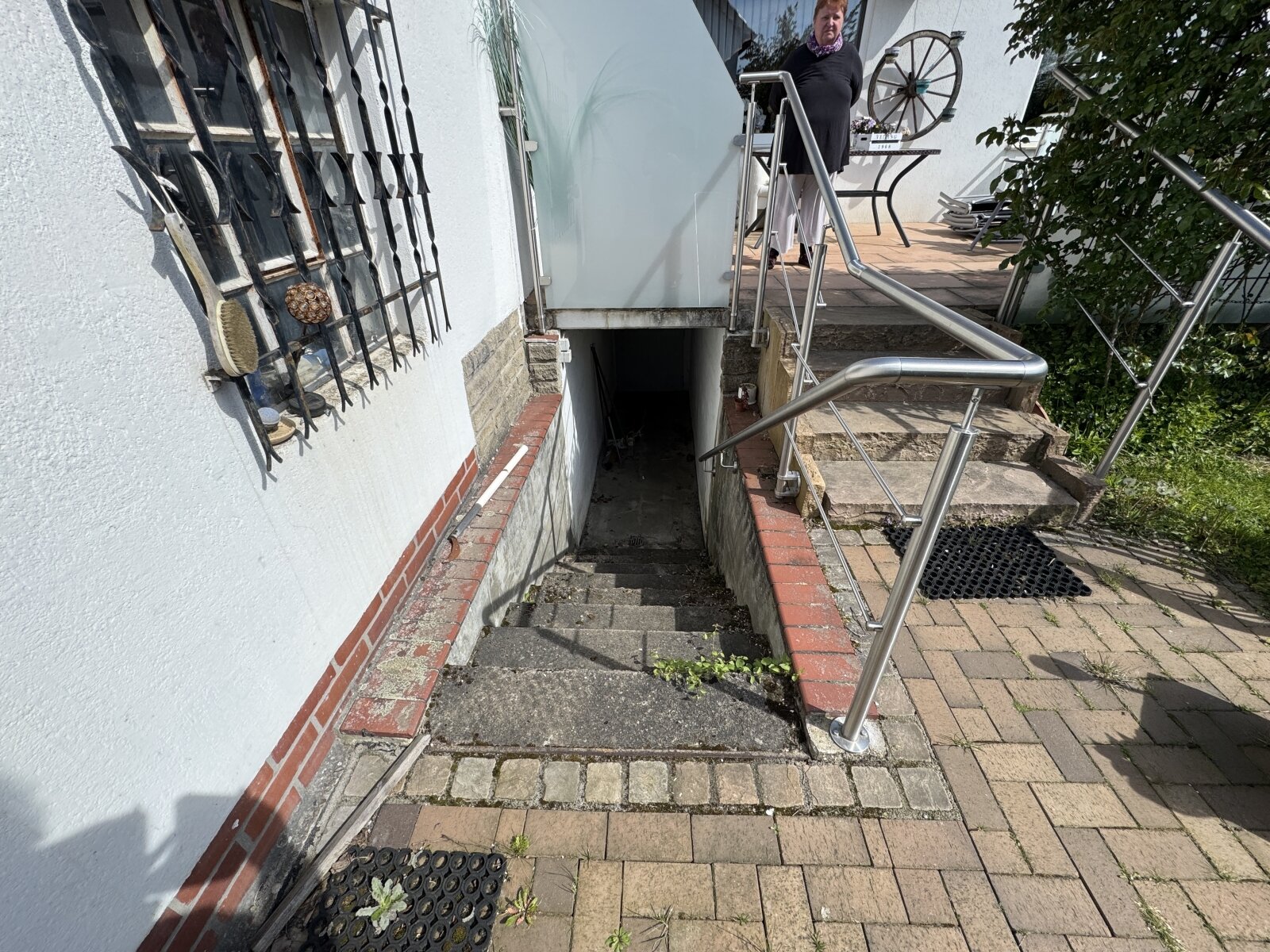 Zweifamilien - Doppelhaushälfte mit Terrasse, Balkon und zwei Garagen