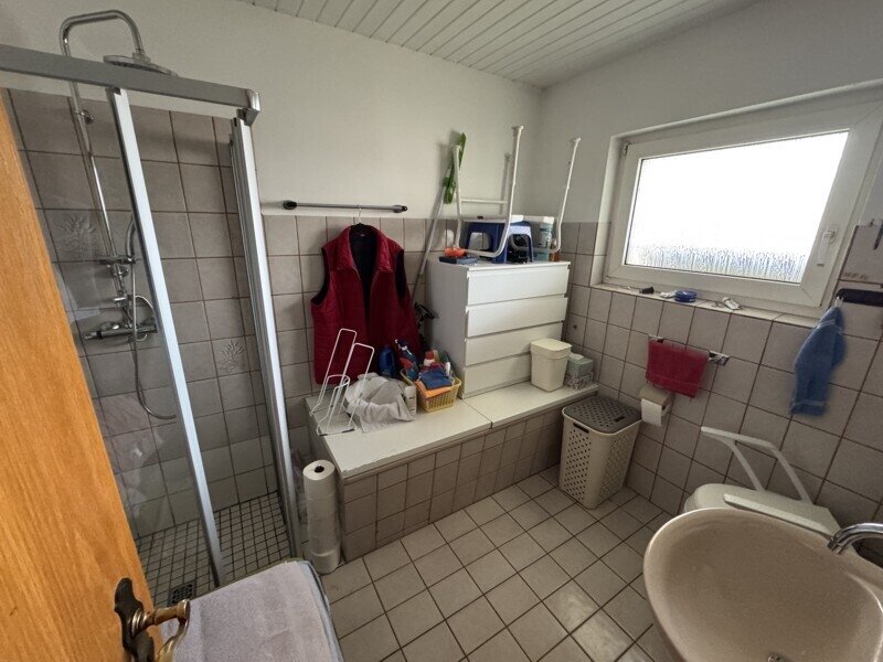 Zweifamilien - Doppelhaushälfte mit Terrasse, Balkon und zwei Garagen