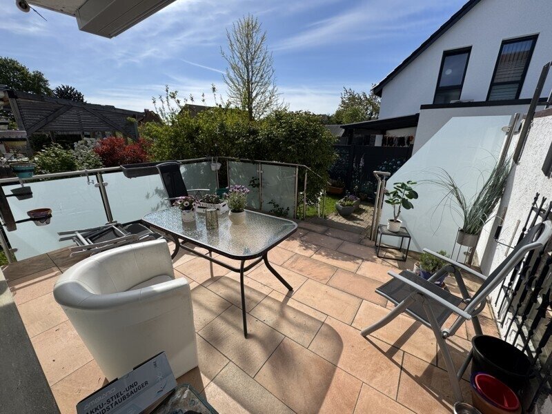 Zweifamilien - Doppelhaushälfte mit Terrasse, Balkon und zwei Garagen