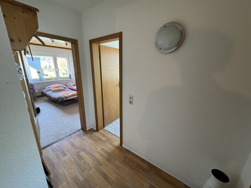 Zweifamilien - Doppelhaushälfte mit Terrasse, Balkon und zwei Garagen