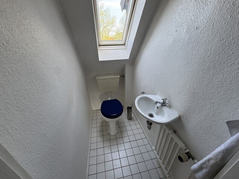 Zweifamilien - Doppelhaushälfte mit Terrasse, Balkon und zwei Garagen