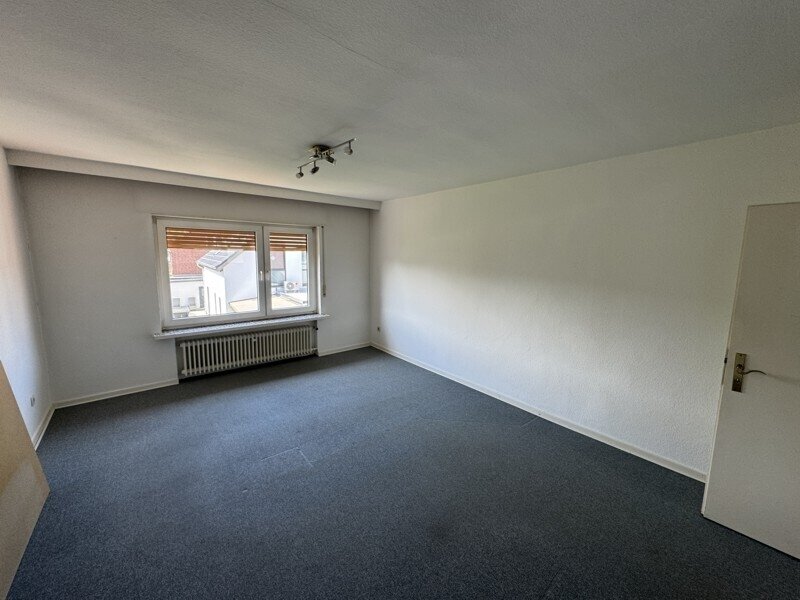 Zweifamilien - Doppelhaushälfte mit Terrasse, Balkon und zwei Garagen