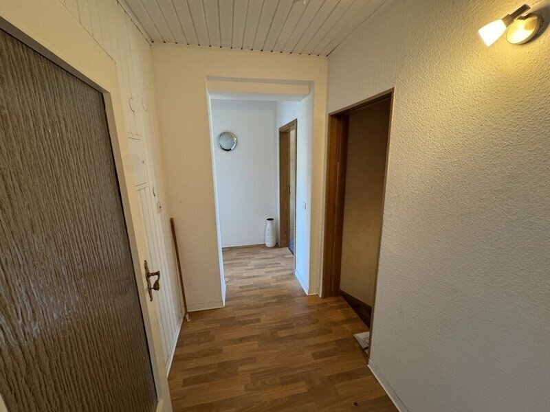 Zweifamilien - Doppelhaushälfte mit Terrasse, Balkon und zwei Garagen