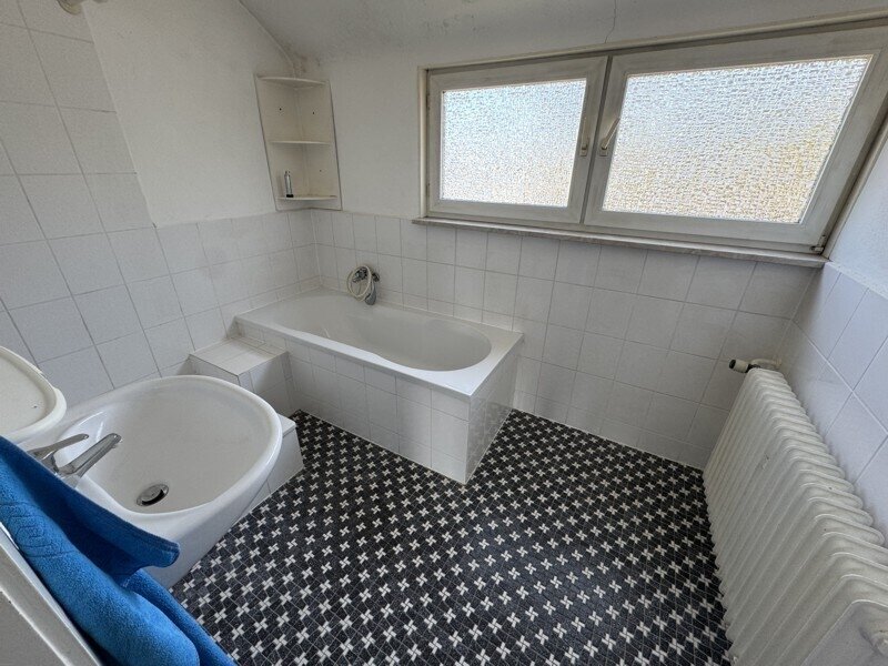 Zweifamilien - Doppelhaushälfte mit Terrasse, Balkon und zwei Garagen