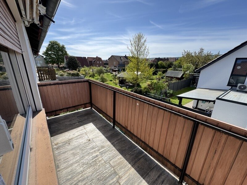 Zweifamilien - Doppelhaushälfte mit Terrasse, Balkon und zwei Garagen