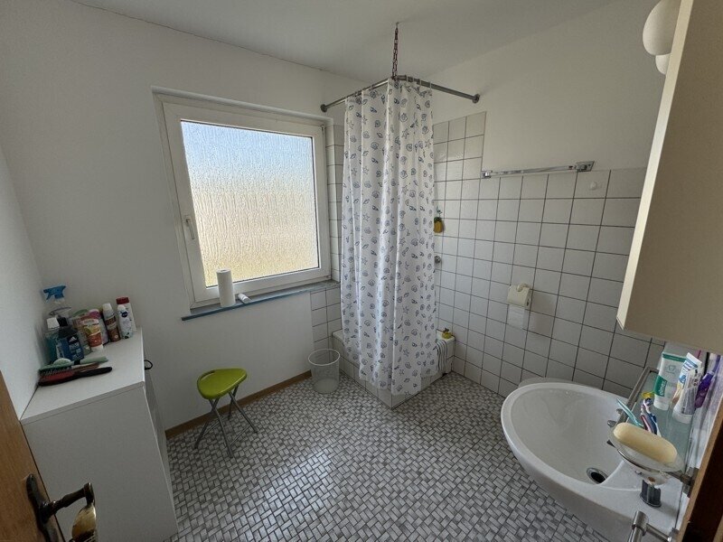 Zweifamilien - Doppelhaushälfte mit Terrasse, Balkon und zwei Garagen