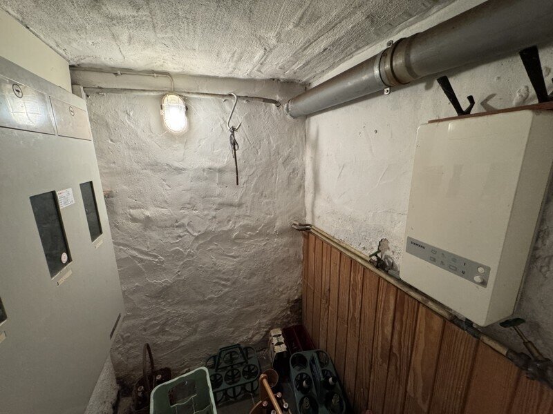 Zweifamilien - Doppelhaushälfte mit Terrasse, Balkon und zwei Garagen