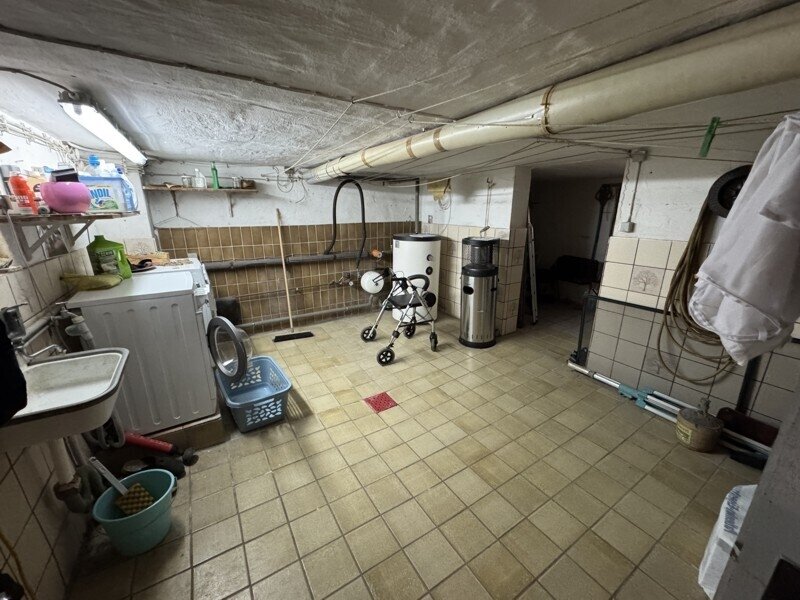 Zweifamilien - Doppelhaushälfte mit Terrasse, Balkon und zwei Garagen