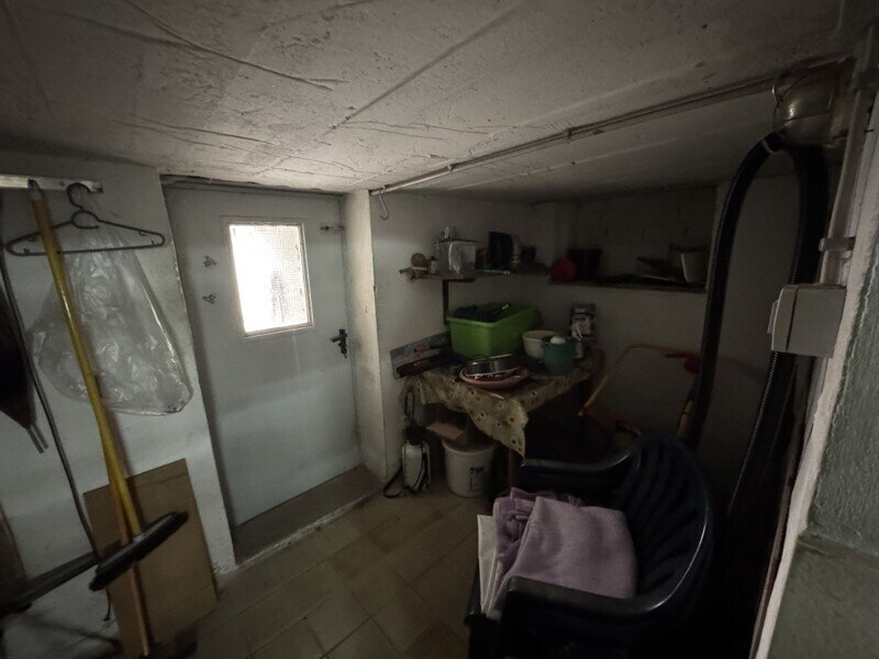 Zweifamilien - Doppelhaushälfte mit Terrasse, Balkon und zwei Garagen