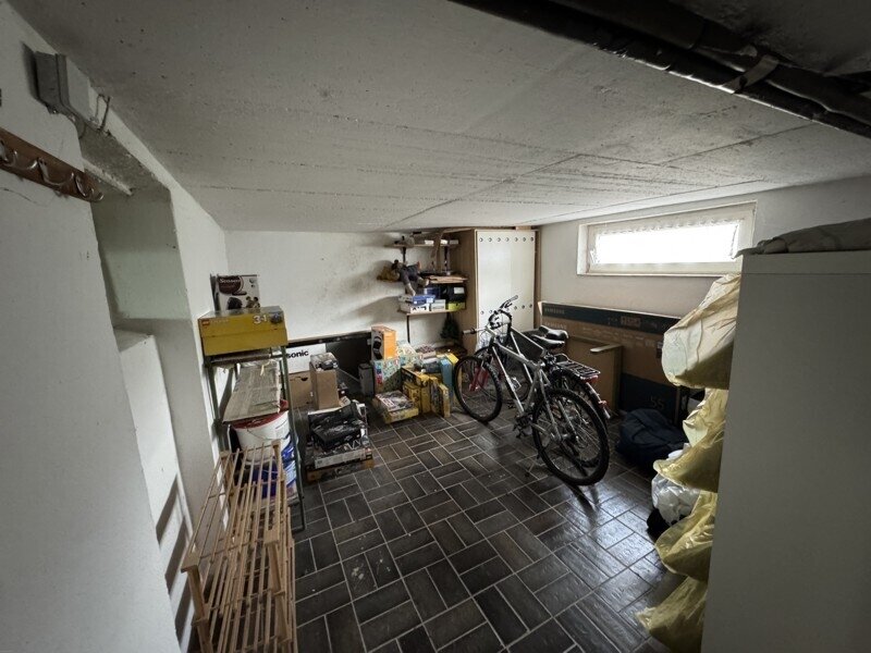 Zweifamilien - Doppelhaushälfte mit Terrasse, Balkon und zwei Garagen