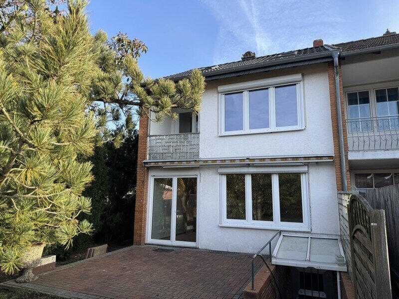 Barsinghausen: Geräumiges Reihenendhaus mit ausgebautem Dachgeschoss und Garage in ruhigem Wohngebiet. Barsinghausen: Geräumiges Reihenendhaus mit ausgebautem Dachgeschoss und Garage in ruhigem Wohngebiet.